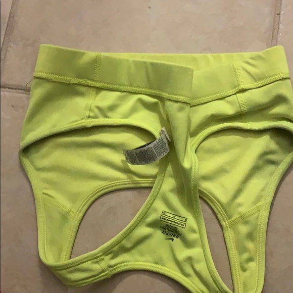 2 Nike sports bras - Picture 7 of 12